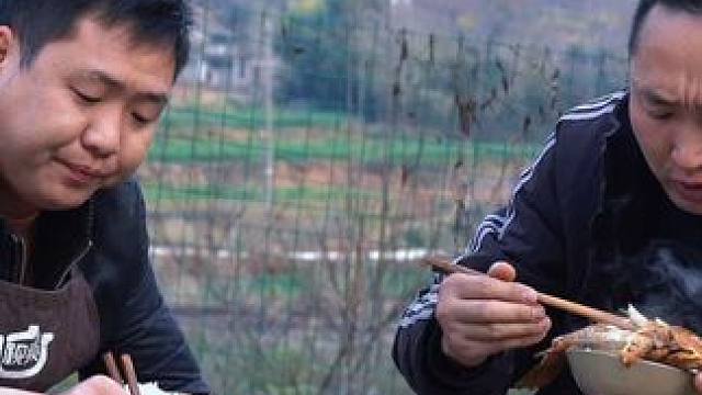 10条鲫鱼一锅炖，这季节的鲫鱼吃起来有甜味，真香！