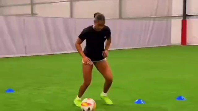 最后一刻变向训练可通过急停折返跑、变向脚步