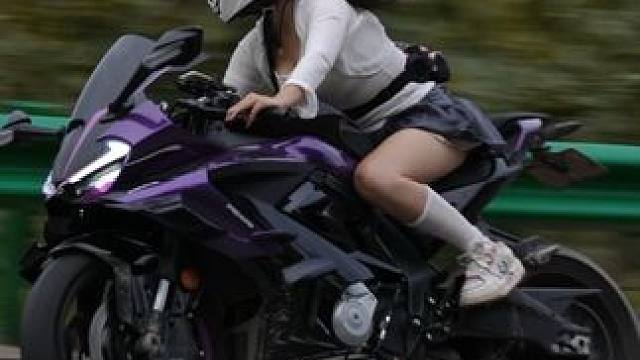 一眼就很哇塞的机车小姐姐