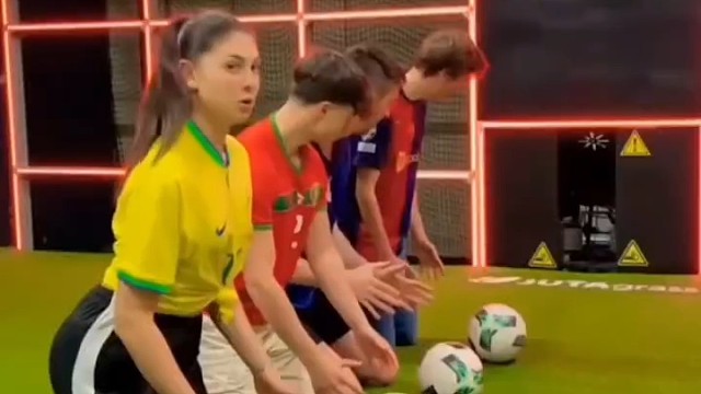 来感受一下不同速度的射门#足球