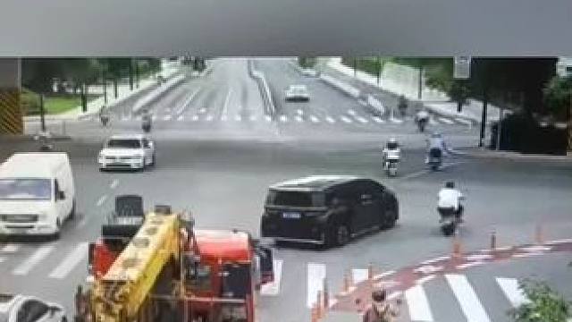 货车右转险酿惨剧，远离这个区域！