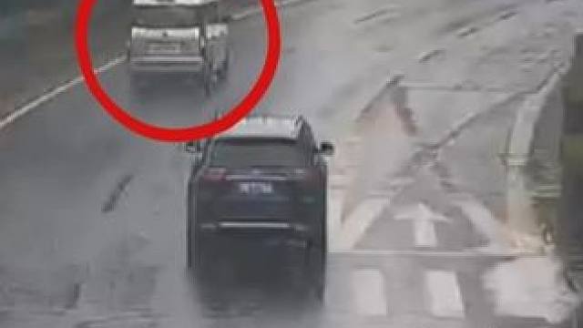 车辆打滑失控撞树，安全带成功护命！