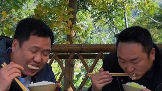 这季节吃上一顿风干鸡炖莴苣，别提有多美味了！ #