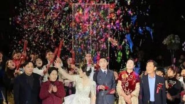 这才是婚礼大合影该有的样子！甜度超标警告！