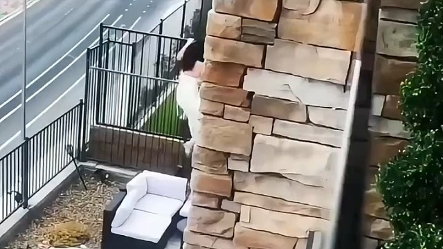 女的也有扒墙头的啊[捂脸]