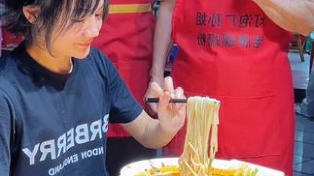 长沙美女轻松拿走5箱螺蛳粉