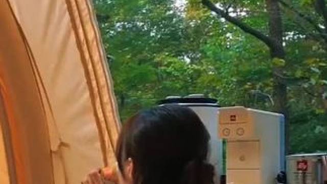 它让我们卸下疲惫，回归本真，在自然的怀抱里，看见爱情最纯粹的