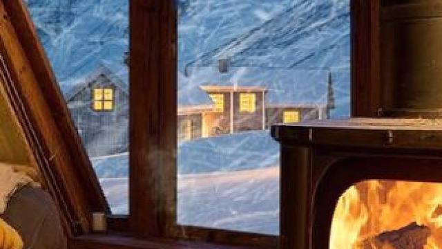 山下的小屋被困在暴风雪中，就在这里放松下来进入梦乡吧
