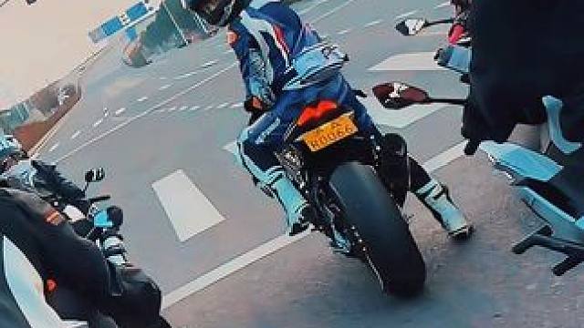 拧动油门 把狗粮抛在身后