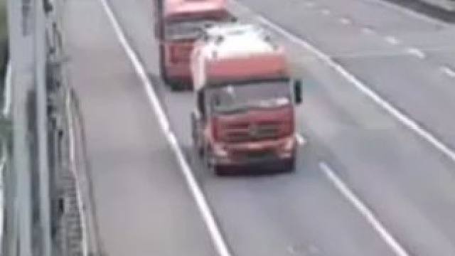 临近出口强行变道被撞 驾驶人：我感觉车速车距还可以 高速行车牢记十字箴言：出口早准备