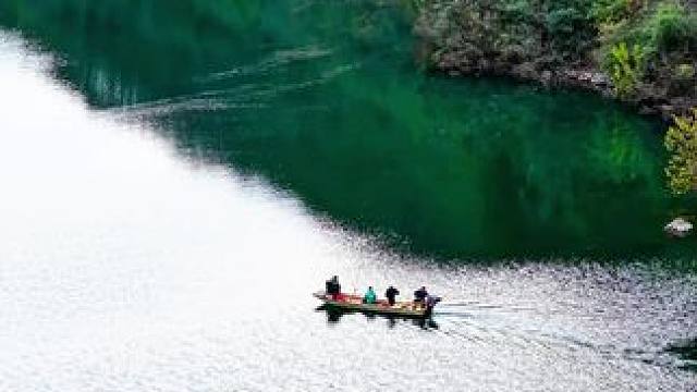 大山深处白龙湖上，钓鱼人的天堂多少人的梦想。