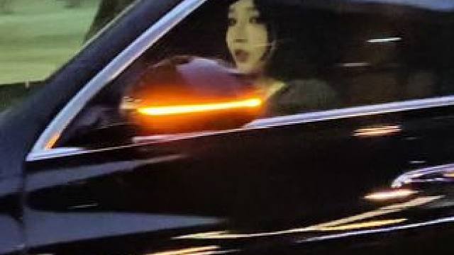 真的很漂亮，一个20多岁的美女开着迈巴赫带着闺蜜来杭州万象城逛街