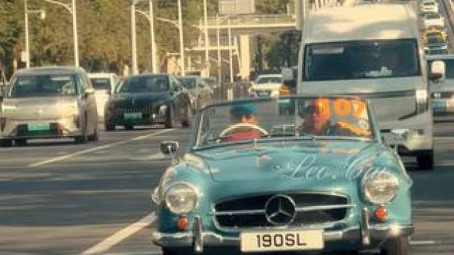起早了，在广州街头居然见到了奔驰190SL