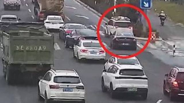 交警晚高峰极速开道 ，八车让行暖彻人心️