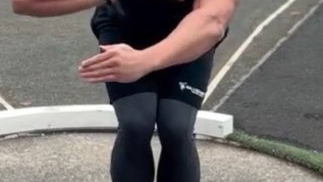 英国和北爱尔兰举重运动员刘易斯·拜恩 的后撤步推铅球 (PB 18.56米，出生于2001年9月29