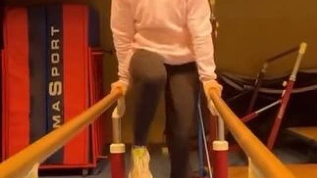 法国女子标枪运动员杰德·马拉瓦尔 进行身体灵活性训练 (PB 58.97米，出生于2002年6月6日