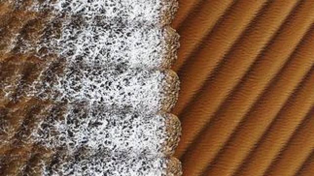 当钱塘江化身艺术大师，挥毫泼墨间，便是半江鳞甲，半江绸缎。 一侧，是江水以神力“犁”出的万片鱼鳞，