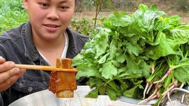 炖一锅麻辣牛排骨，配着新鲜的蔬菜太好吃