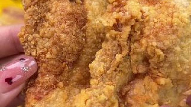 这个五花酥片猪油渣也太好吃了吧，口感嘎嘣脆，香酥解馋。 这个五花酥片猪油渣也太好吃了吧，口感嘎嘣脆，