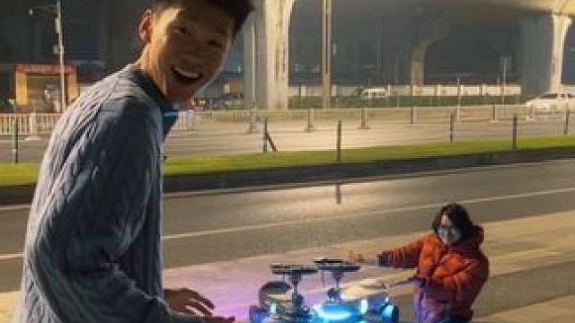 “当你朋友开扭扭车来接你...”