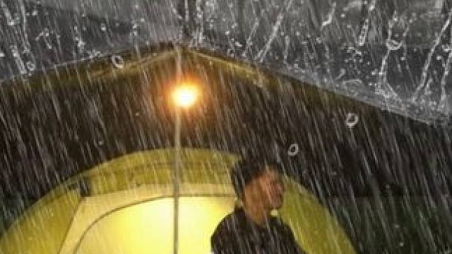 ️在暴雨雷鸣中露营！雨一直下个不停，却也是一种放松的乐趣