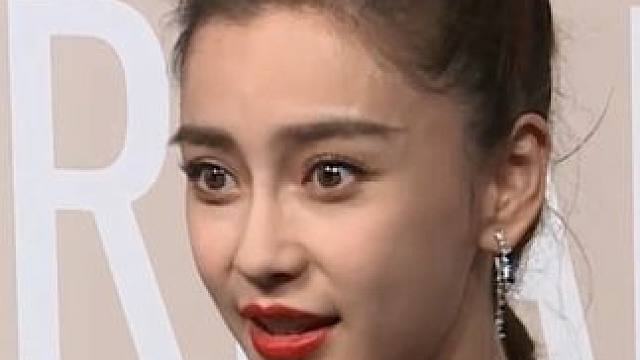 花朵烛台相映成趣，东方美学拿捏到位。这身造型确实亮眼