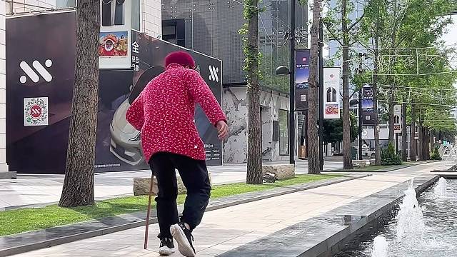 奶奶是不是小时候玩水没玩够呀