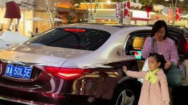 从迈巴赫下来的小公主出生就在罗马，看她站那的姿势我就知道她已经没有了烦恼