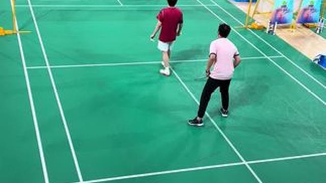 羽毛球精彩男双比赛，惊险一幕发生