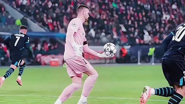 这是干扰门将开球还是门将踢人犯规