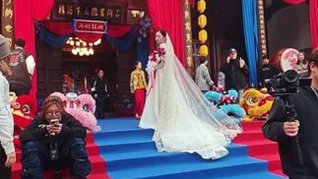 在自己家都酒店办婚礼是什么体验，新娘说有10个伴娘20个伴郎，还有明星在现场