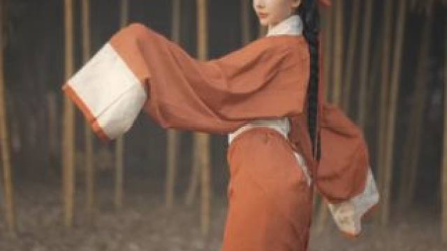 昔有学步于邯郸者,曾未得其仿佛,又复失其故步,遂匍匐而归耳。 曲