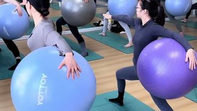 掌握市场热门课程，成为复合型人才！半年制教练班特别将瑜伽球等小工具课程纳入核心教