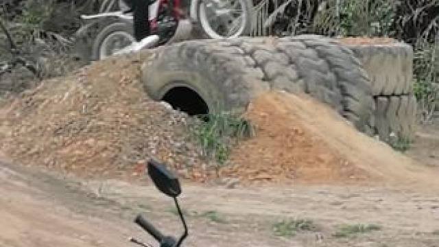 越野摩托车爱好者 所以说玩越野摔车都没人扶