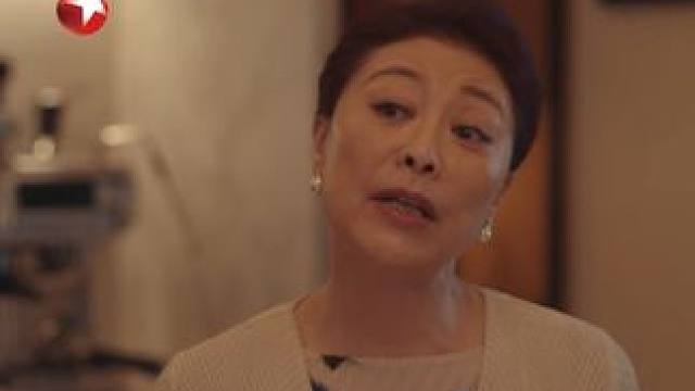冯建奇回到家向父母宣布婚讯，母亲何丽华却满脸不悦，对这门婚事十分不满意。