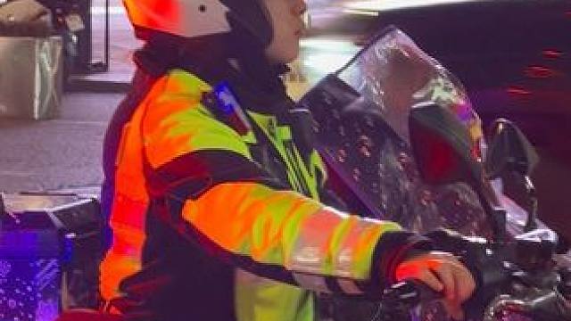 杭州的女交警帅起来，真的没我们什么事了