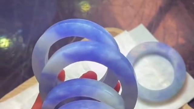 紫罗兰翡翠是一种颜色与紫罗兰花相似的翡翠，因其独特的色泽和温润的质地而备受青睐