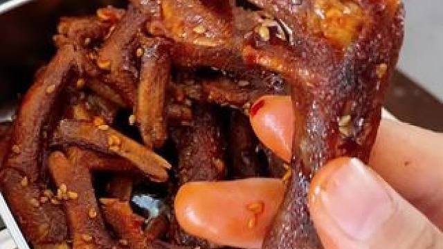 一抿脱骨麻辣过瘾的虎皮鸭掌，真的好好吃！