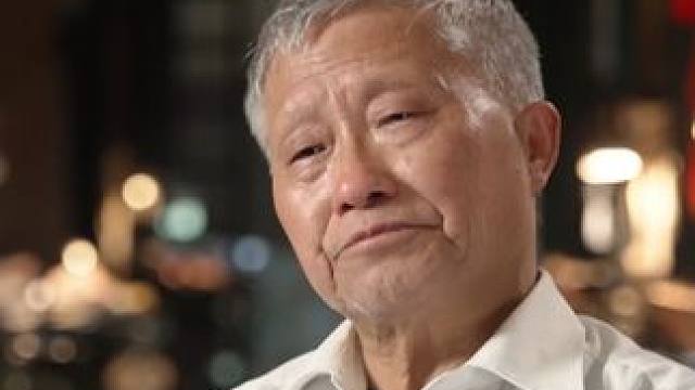 经历西方纺织品对蜀锦的重创，蜀锦厂倒闭，老锦人们纷纷靠摆地摊维生。胡光俊边喂猪边恢复蜀锦生产。202