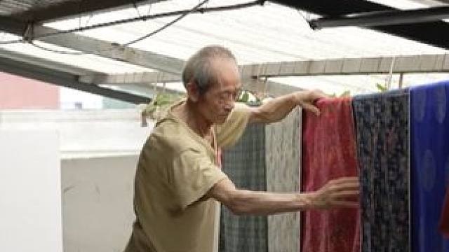 在7楼天台上，76岁的唐太康建起了个人蜀锦展览馆，每逢有人参观，他都要重新挂起招牌。那些精美的蜀锦缎