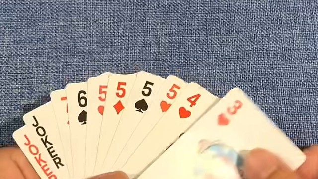 先出王炸，再跟三个5，最后甩34567，这样出是不是更优？ #棋牌