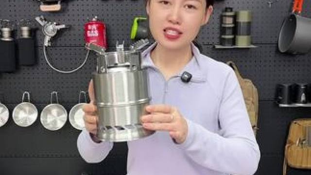 不锈钢的材质，不仅可以在上面烧柴火，烧酒精块，烧木炭都可以，而且还能烧水取暖，用完了还能折叠收起来