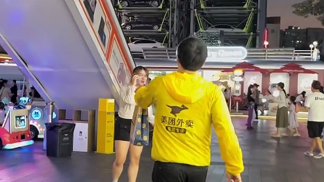 姑娘的火没发出来，被小哥轻松化解！