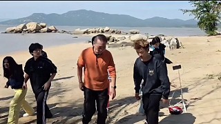 荒野第一天，爬樹搶肉!