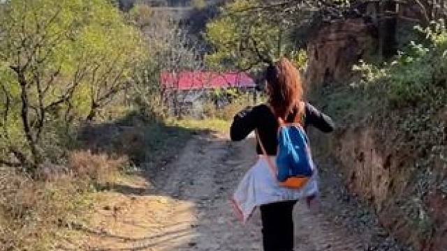 他乡纵有干般好，不抵家乡一缕风，有时间回老家看看吧，家乡的田园 村庄和亲人是自己梦的地方，也是别人的