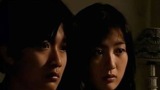 女孩邀请小伙看录像带，自己却羞红了脸。