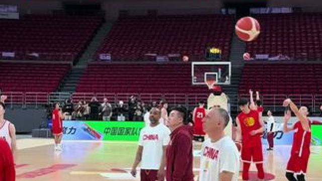 赛前踩场训练，今晚让我们一起为男篮加油