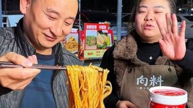 老顾客又来进货了，七碗重庆小面吃得太香了！