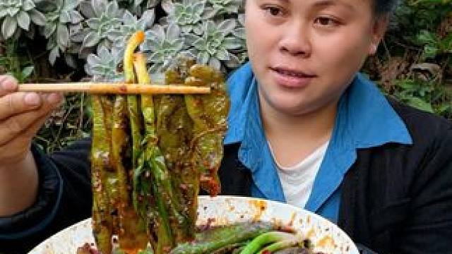 今天做个蒜苗炒辣椒，配着红菜苔非常下饭