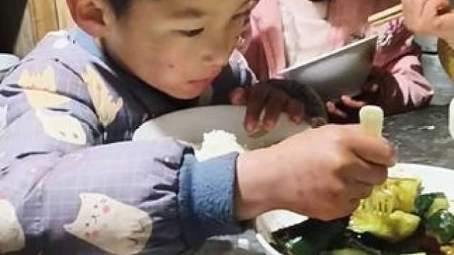 四个孩子今天吃饭挺和谐的。